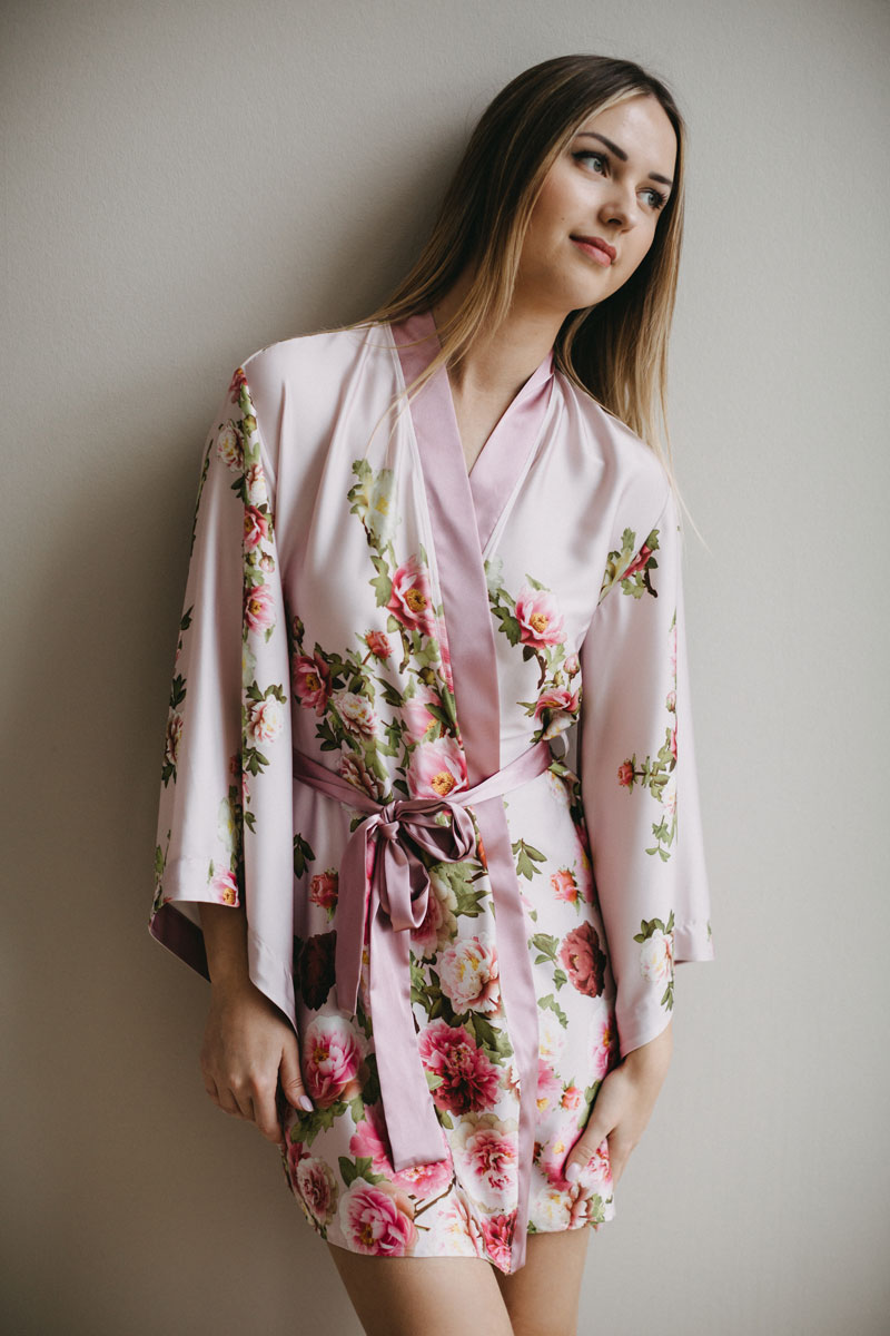 Damen - Kimono mit AMORE almernaluxury Rosen-Print